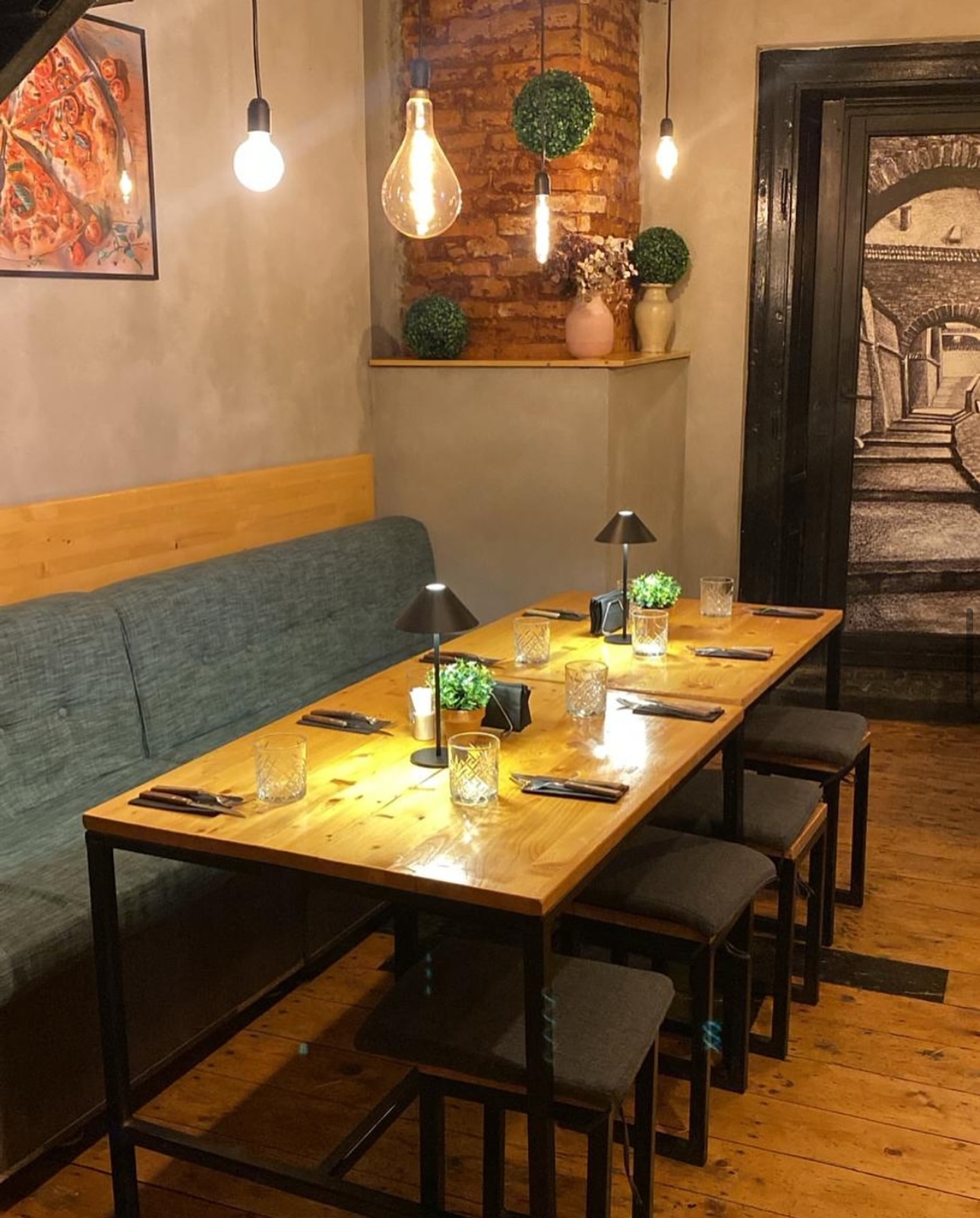 Pizza by Tango nu înseamnă doar pizza. Înseamnă gust autentic, echilibru între simplitate și combinații delicioase și o echipă care pune suflet în fiecare preparat.
Comandă online sau vino să ne vizitezi și lasă-ne să-ți aducem gustul preferat mai aproape.