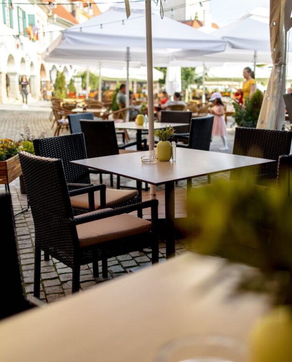 Ne găsești în inima Sibiului, în Piața Mică, unde poți savura pizza pe terasă, într-o atmosferă relaxată, sau o poți lua la pachet. Iar dacă nu ajungi la noi, venim noi la tine: comanzi simplu, online sau la telefon și te bucuri de pizza ta preferată oriunde te-ai afla.